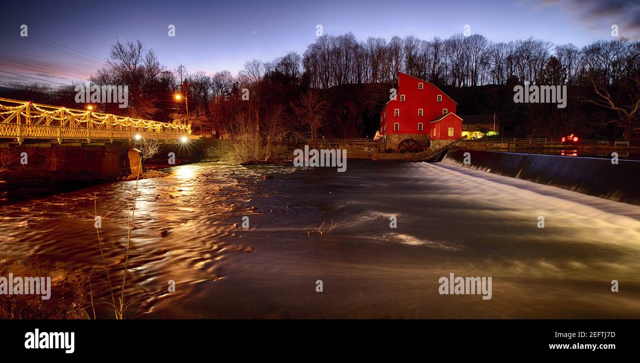 Lo storico Red Mill e Clinton Bridge di notte, Hunterdon County, New Jersey Foto Stock