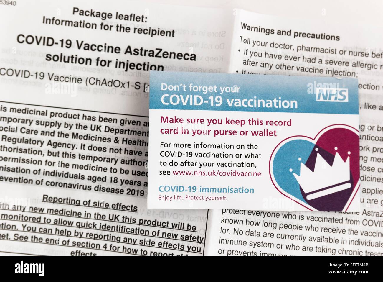 Scheda di vaccinazione per Covid-19 che mostra il primo vaccino solo su una scheda informativa del produttore, AstraZeneca. Foto Stock