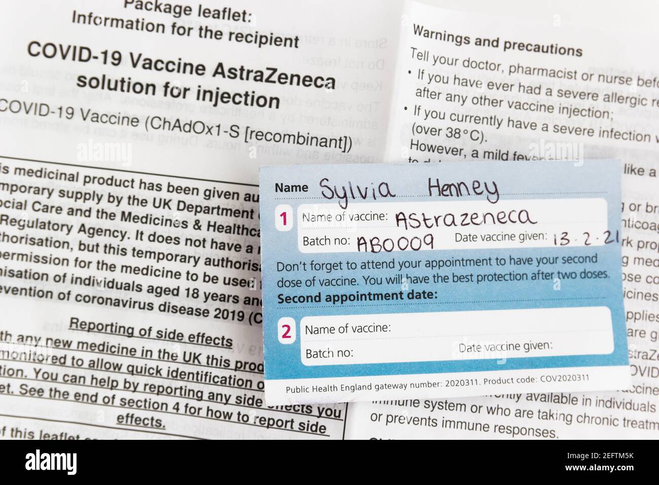 Scheda di vaccinazione per Covid-19 che mostra il primo vaccino solo su una scheda informativa del produttore, AstraZeneca. Foto Stock