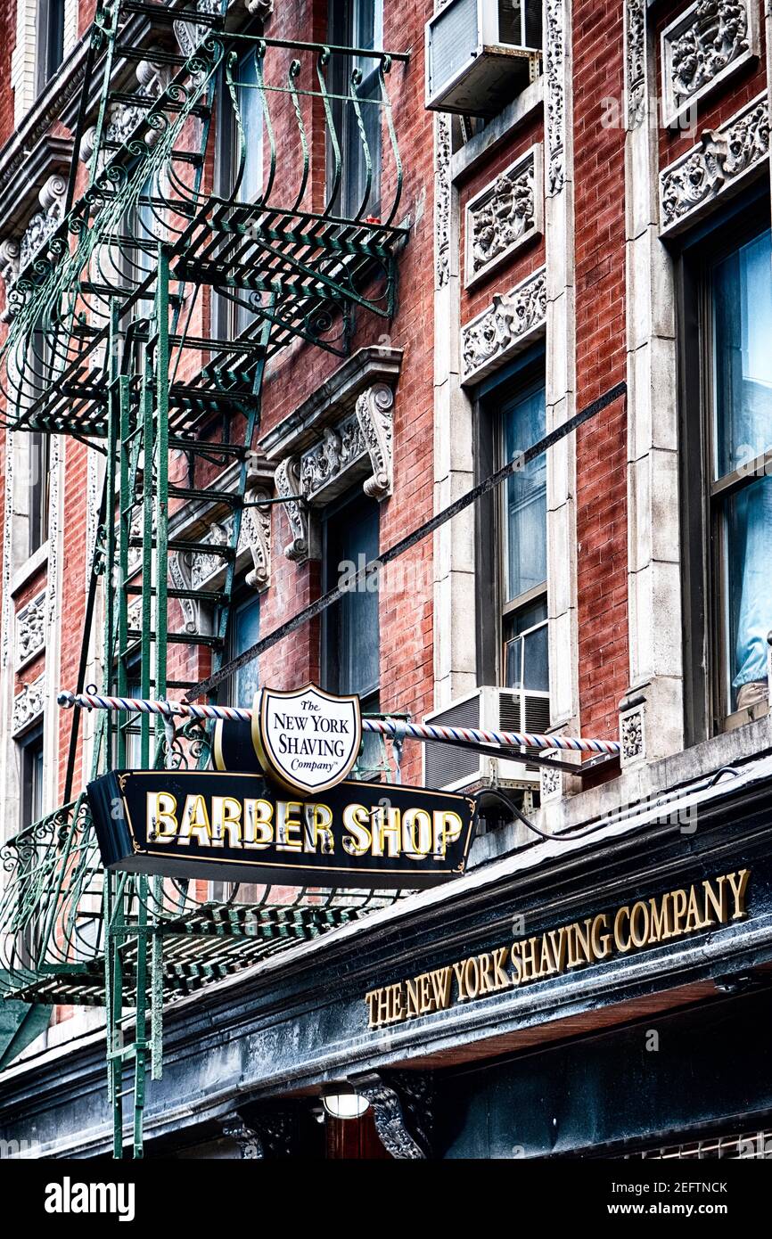 Barbiere tradizionale Firma su un tipico edificio di New York City, Manhattan, New York City Foto Stock