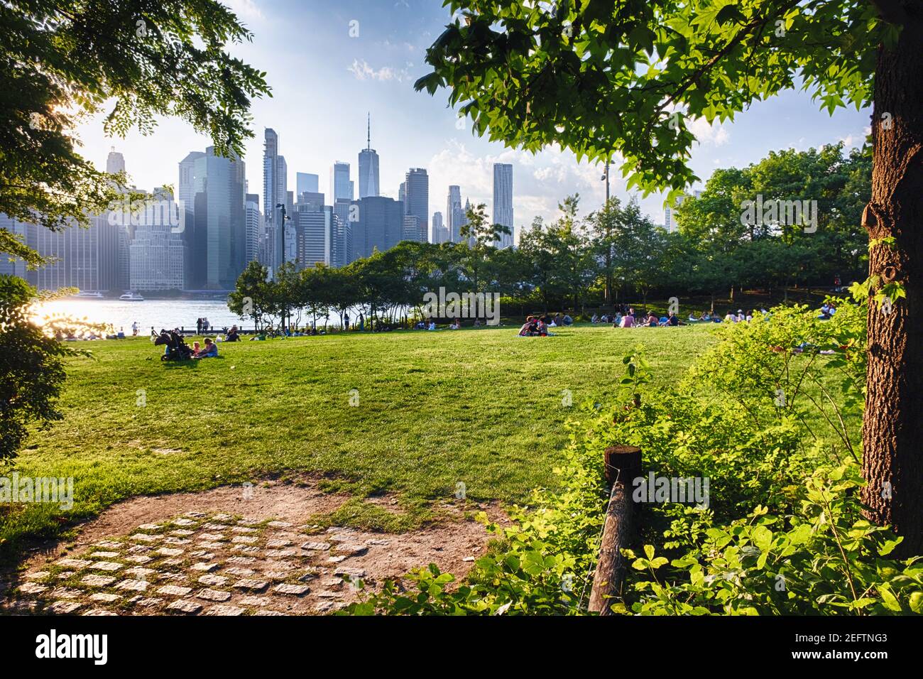 Persone che si rilassano a Squibb Park con Lower Manhattan Skyline sullo sfondo, New York City Foto Stock