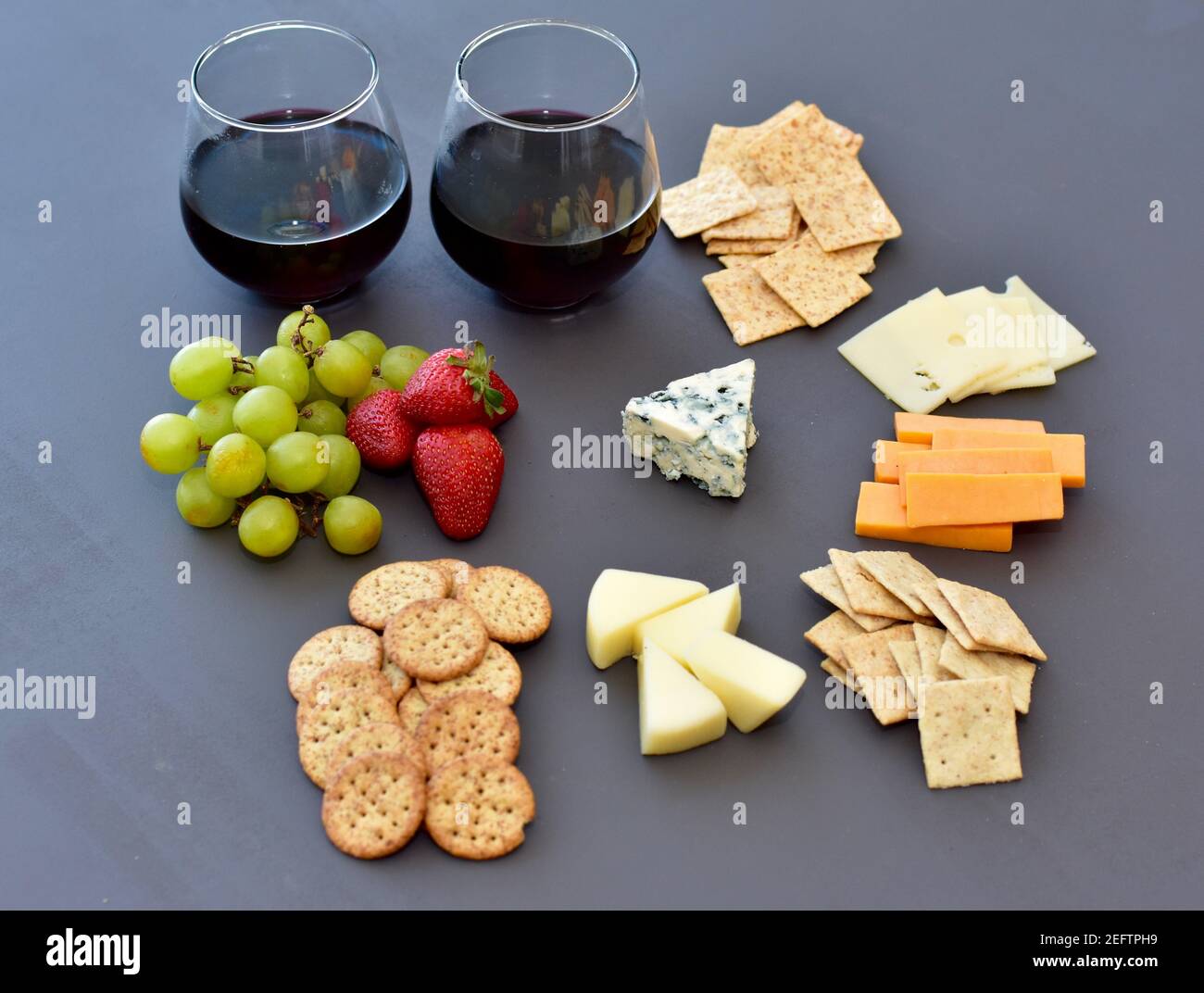 Semplice allestimento gourmet di salumi per una serata romantica speciale a casa data notte Foto Stock