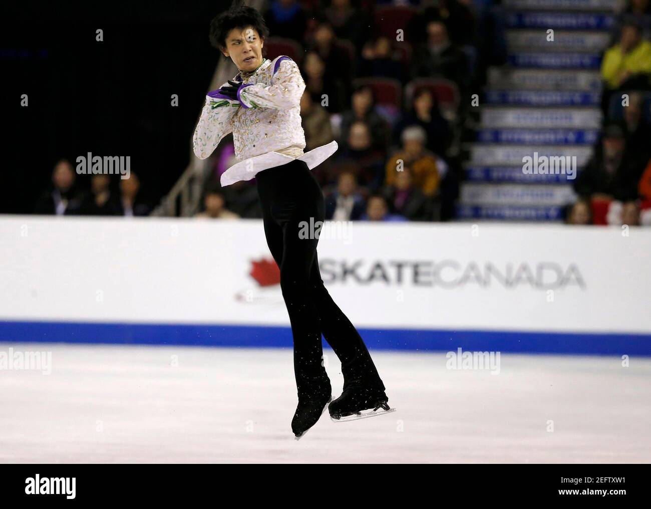 Yuzuru Hanyu del Giappone si esibisce durante il programma Men's Free presso Skate Canada International di Lethbridge, Alberta, il 31 ottobre 2015. REUTERS/Jim Young Picture fornito da Action Images Foto Stock