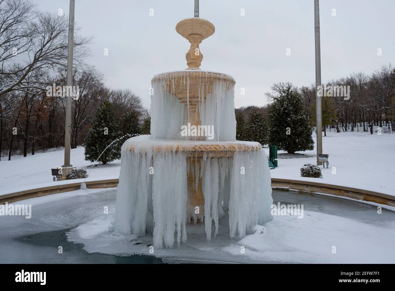 Fiore Mound, Texas, Stati Uniti. 17 Feb 2021. 2/17/21, Flower Mound, Texas - UNA fontana è congelata a causa della gigantesca tempesta di neve che ha colpito il Texas del Nord negli ultimi due giorni. È stata posta un'ordinanza sull'EBOLLIZIONE a livello di città per informare il residente che l'acqua deve essere bollita prima dell'uso a causa dell'approvvigionamento idrico dei batteri. Credit: Chris Rusanowsky/ZUMA Wire/Alamy Live News Foto Stock