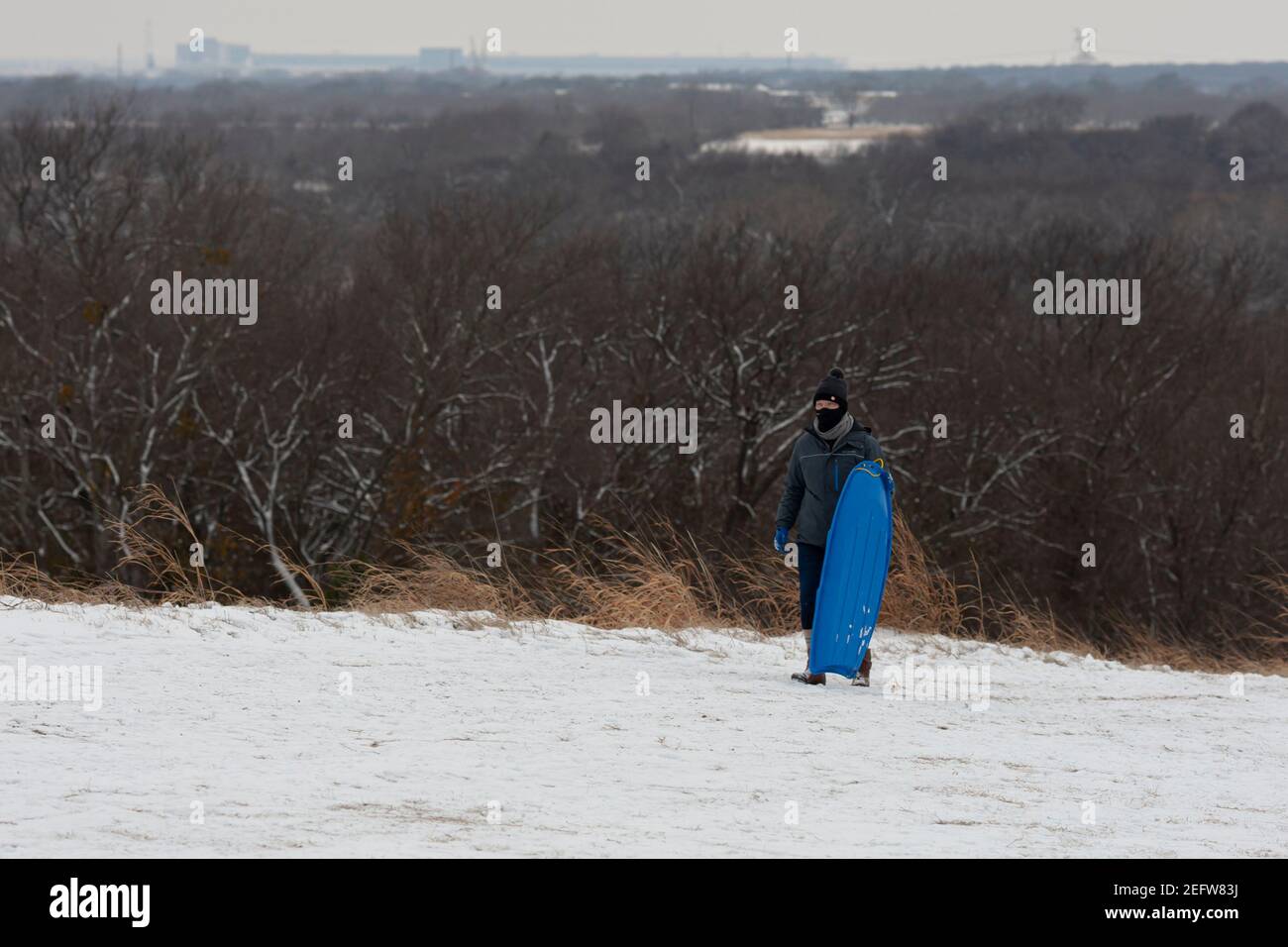 Fiore Mound, Texas, Stati Uniti. 17 Feb 2021. 2/17/21, Flower Mound, Texas - i texani hanno trovato un modo per trasformare questa tempesta invernale in un'esperienza divertente. Credit: Chris Rusanowsky/ZUMA Wire/Alamy Live News Foto Stock