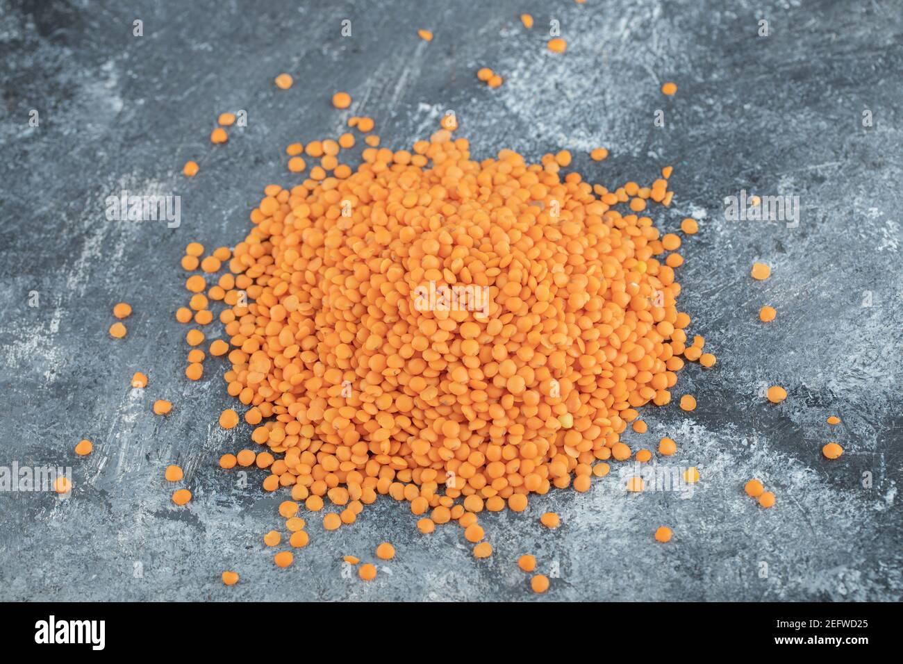 Mucchio di lenticchie rosse isolato su sfondo grigio Foto Stock