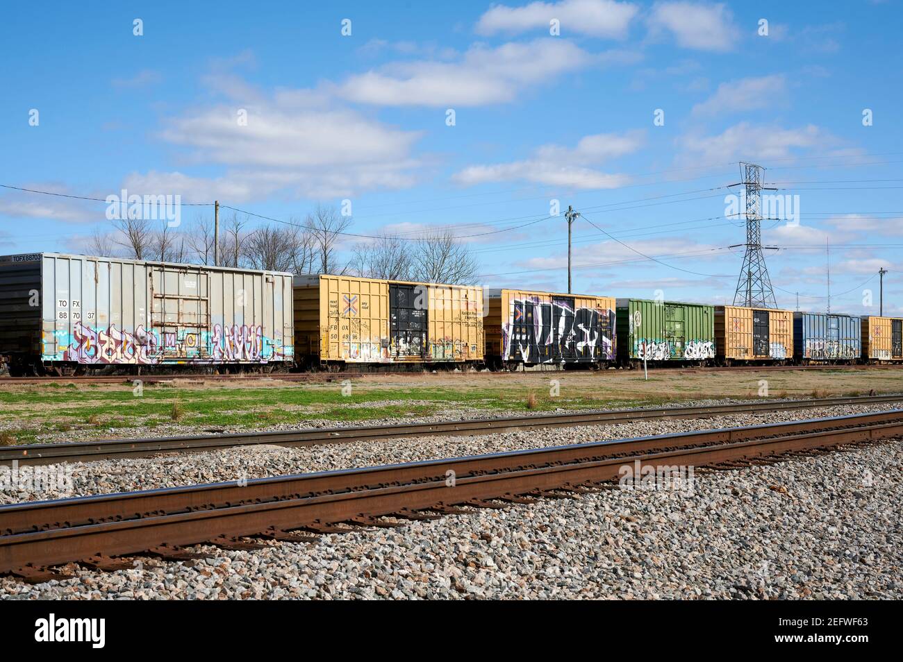 Vagoni ferroviari, o vagoni ferroviari, vandalizzati con graffiti verniciati a spruzzo a Montgomery Alabama, Stati Uniti. Foto Stock