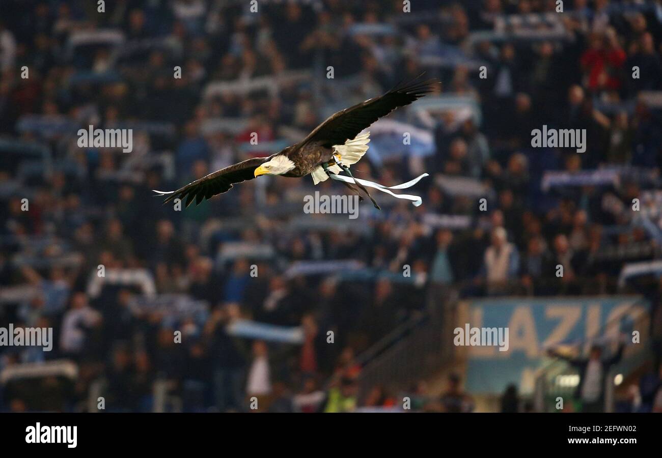 Calcio Calcio - Serie A - Lazio vs AS Roma - Stadio Olimpico, Roma, Italia - 15 aprile 2018 la mascotte laziale Olimpia vola intorno allo stadio prima della partita REUTERS/Alessandro Bianchi Foto Stock