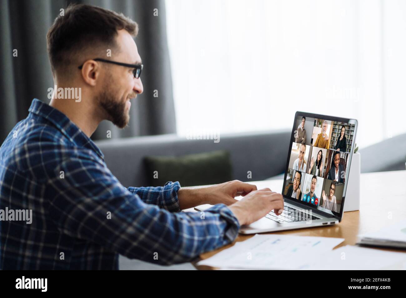 Videochiamata, riunione di affari in linea, formazione in linea. Un freelance o uno studente caucasico di successo comunicano con colleghi di lavoro o studiano online tramite videoconferenza Foto Stock