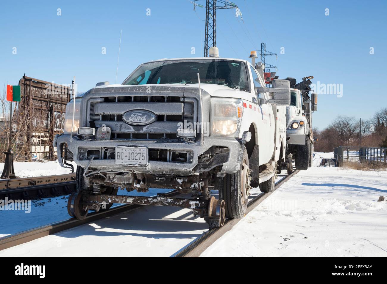 Veicoli Hi-rail utilizzati dal personale addetto alla manutenzione dei cingoli CP Rail il cingolo in condizioni di congelamento Foto Stock