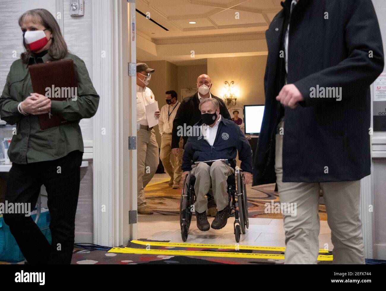 Austin, Stati Uniti . 17 Feb 2021. Austin, Texas 17 febbraio 2021: Texas Gov. Greg Abbott entra per una conferenza stampa e parla con i funzionari di emergenza nel Centro operativo di Stato, mentre il Texas si occupa di neve record e freddo amaro in tutte le 254 contee. Circa un quarto dello stato è ancora privo di potere in quanto i funzionari dispiegano le risorse statali su una moltitudine di fronti. Credit: Bob Daemmrich/Alamy Live News Foto Stock