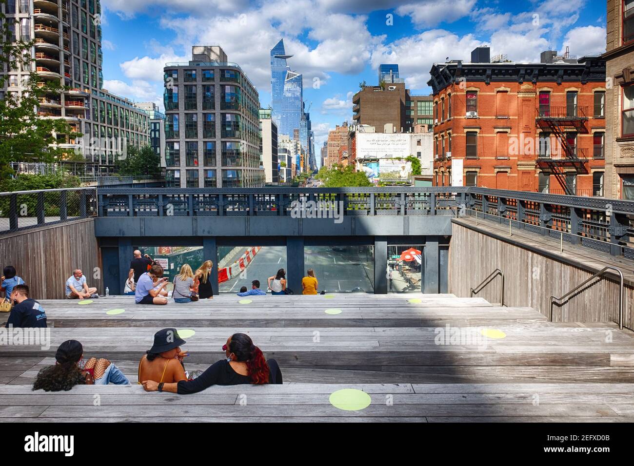 10th Avenue si affaccia su High Line Park, Manhattan, New York City Foto Stock