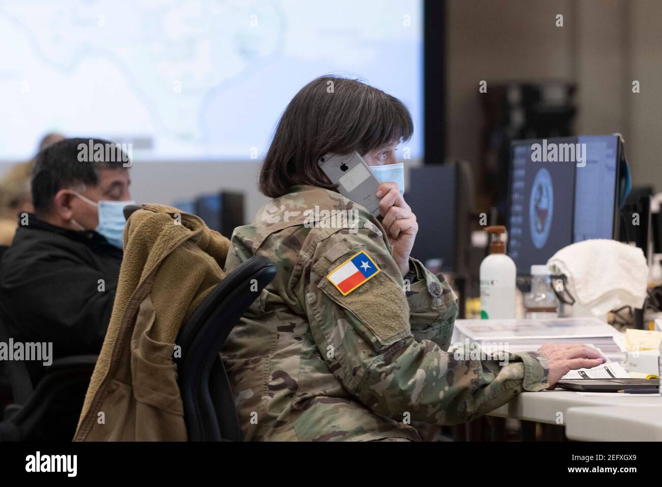 Austin, Texas, Stati Uniti. 17 Feb 2021. I funzionari di emergenza, tra cui MARGARET VAUGHN della Guardia di Stato del Texas, monitorano il tempo del Texas nel centro operativo dello Stato, mentre il Texas si occupa di neve da record e freddo amaro in tutte le 254 contee. Circa un quarto dello stato è ancora privo di potere in quanto i funzionari dispiegano le risorse statali su una moltitudine di fronti. Credit: Bob Daemmrich/ZUMA Wire/Alamy Live News Foto Stock