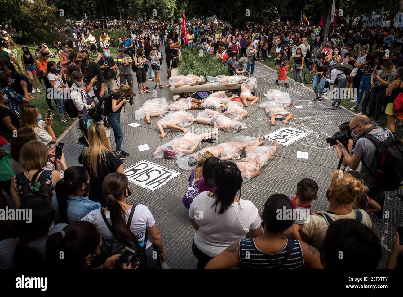 I manifestanti si sono posati in sacchetti di plastica durante la dimostrazione.il movimento femminista " Ni una Menos" si è concentrato presso il Tribunale in ripudio della reazione della Giustizia, dopo il femminicidio di Úrsula perpetrato da Matías Martínez nella città di Rojas, Buenos Aires. Foto Stock