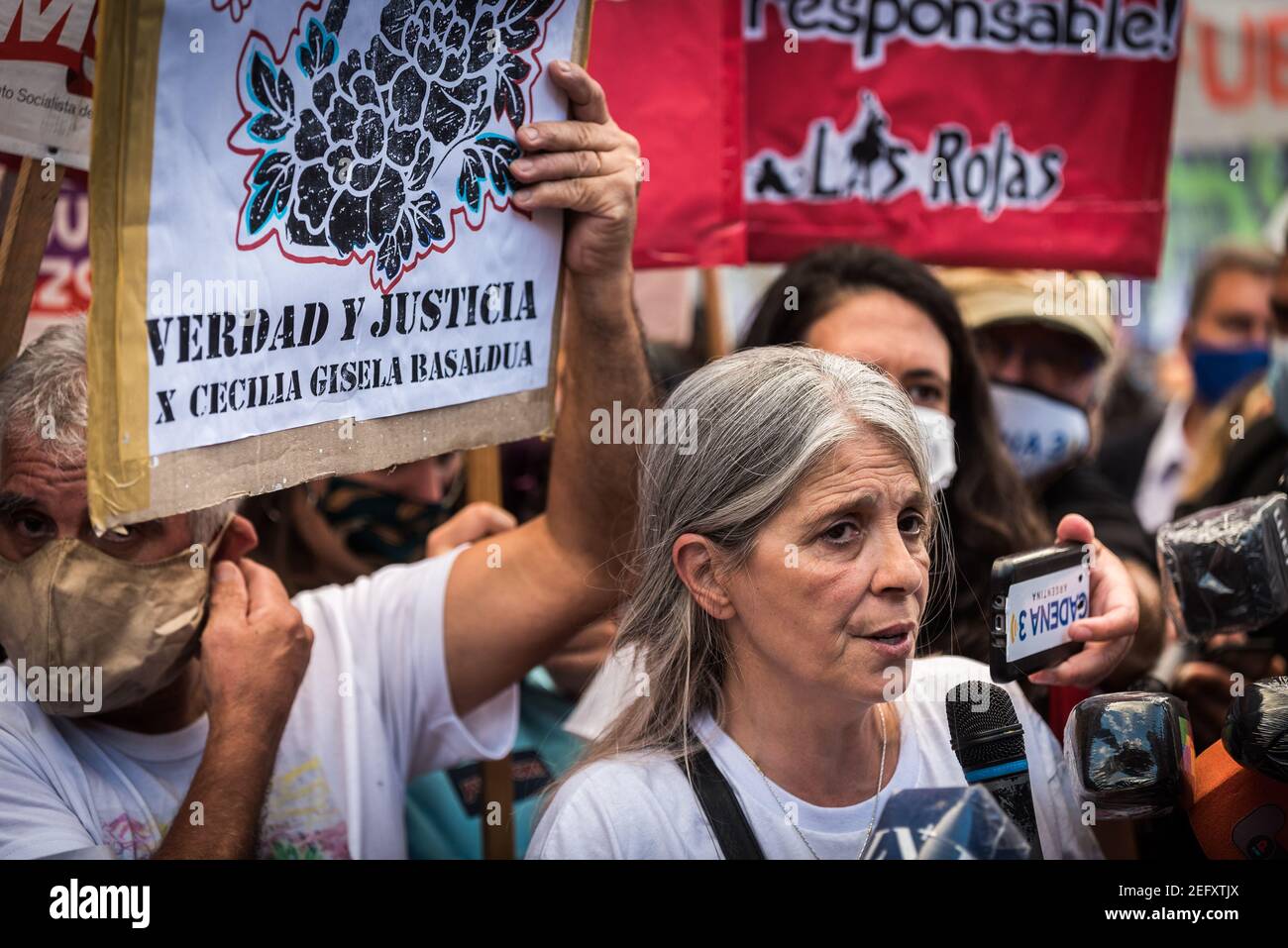 La madre di Úrsula Bahillo parla alla stampa durante la manifestazione. Il movimento femminista "Ni una Menos" si è concentrato presso il Tribunale in ripudio della reazione della giustizia, dopo il femminicidio di Úrsula perpetrato da Matías Martínez nella città di Rojas, Buenos Aires. Foto Stock