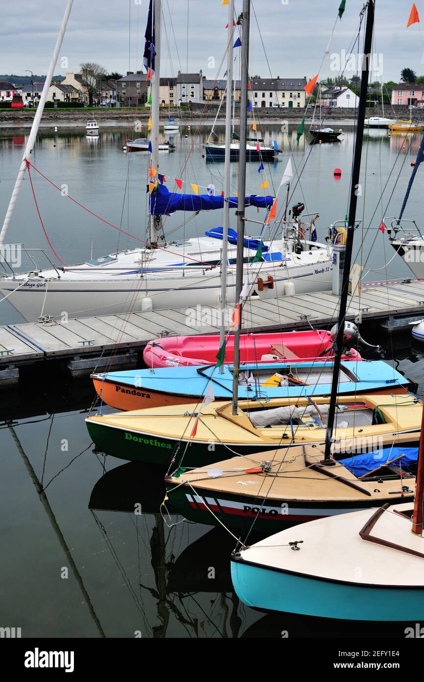 Dungarvan, County Waterford, Irlanda. Piccole barche colorate e barche a vela nel porto di Dungarvan nella comunità costiera irlandese. Foto Stock