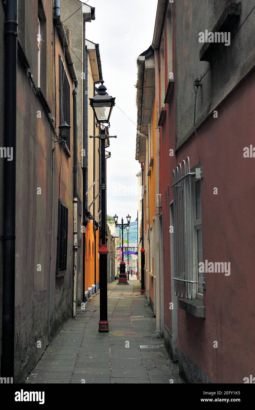 Dungarvan, County Waterford, Irlanda. Un passaggio stretto e antico consente l'accesso tra gli edifici della comunità costiera. Foto Stock