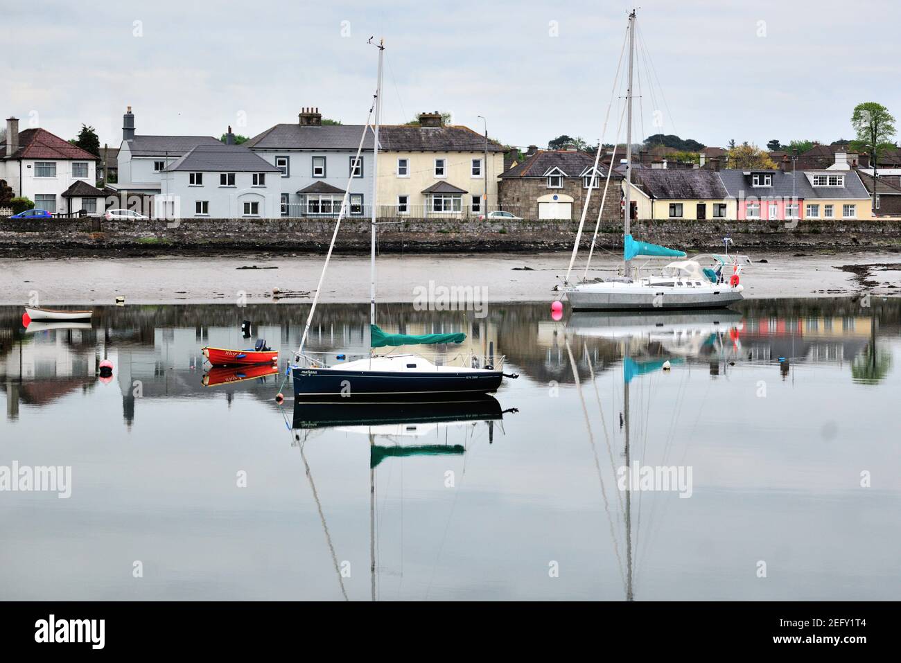 Dungarvan, County Waterford, Irlanda. Piccole barche e barche a vela contribuiscono a creare un porto colorato nella comunità costiera irlandese di Dungarvan. Foto Stock