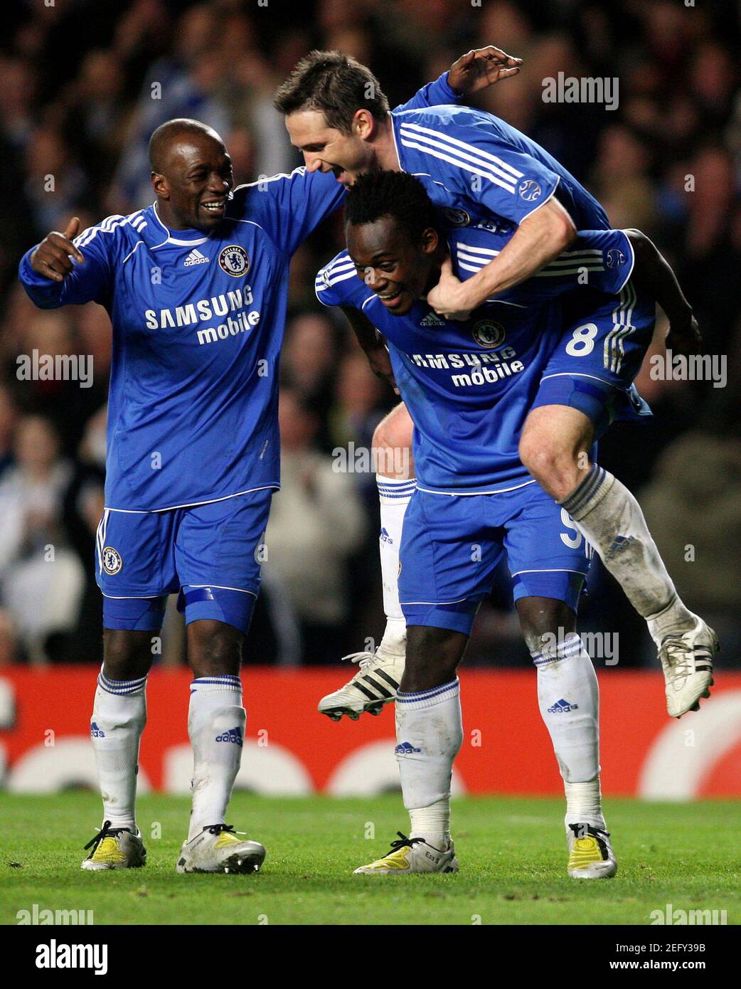 Calcio - Chelsea v Fenerbahce UEFA Champions League Quarter Final seconda  tappa - Stamford Bridge, Londra, Inghilterra - 8/4/08 Frank Lampard di  Chelsea (dietro) celebra il secondo traguardo con Michael Essien (C)