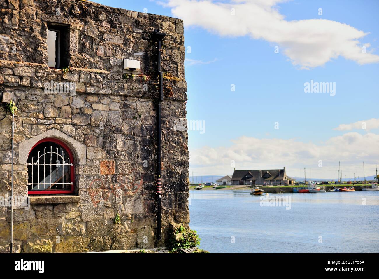 Galway, Contea di Galway, Irlanda. Un segmento della porta Spagnola che si estende fino alla Baia di Galway. Il cancello fu costruito nel 1584. Foto Stock