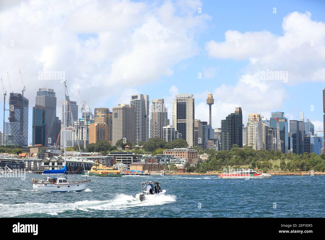 Sydney, Australia - 14 febbraio 2021. Barche pubbliche e private sul porto di Sydney vicino a Walsh Bay. Foto Stock