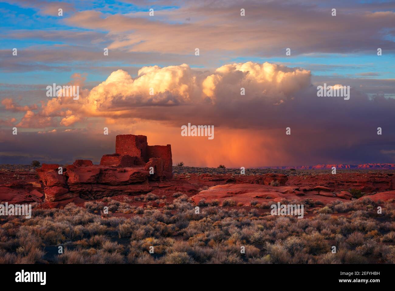 Vista panoramica al tramonto della rovina del Pueblo Lomaki nel Monumento Nazionale di Wupatki vicino a Flagstaff, Arizona Foto Stock