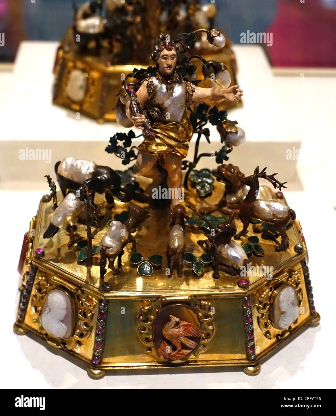 Orfeo addomesticare gli animali, cerchio di Johann Heinrich Koehler, c. 1720 con cameo 1550-1600, bronzo, oro, argento, smalto, diamante, rubino, perla - Foto Stock