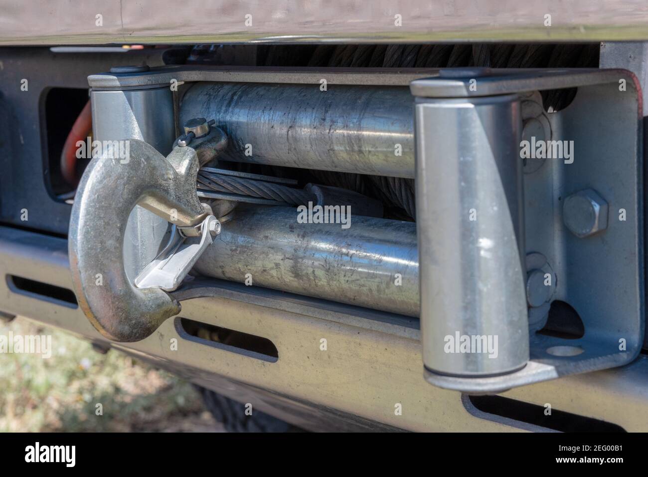 Primo piano di un verricello elettrico con passacavo a rulli da un 4x4 Foto Stock