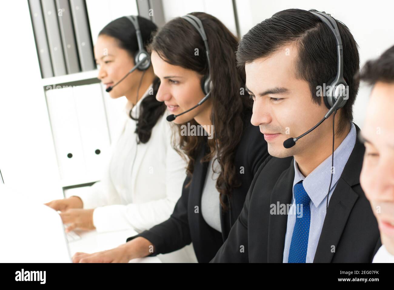 Personale aziendale che lavora nel call center come telemarketers o cliente team di supporto Foto Stock