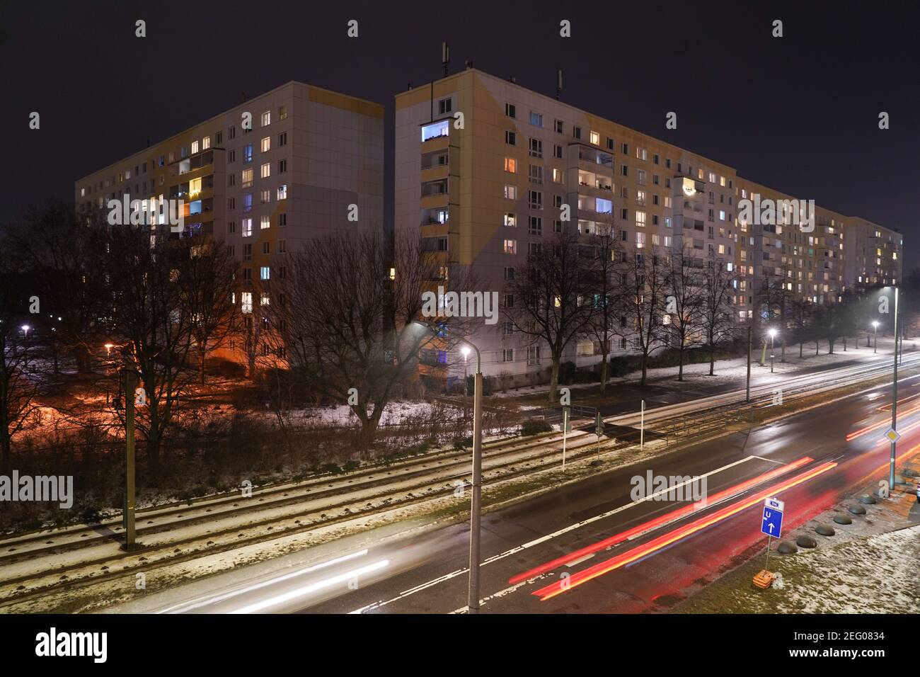 Berlino, Germania. 16 Feb 2021. Alcune camere di un edificio di appartamenti sono parzialmente illuminate la sera. Berlino sta adottando nuovi approcci per fermare l’aumento dei costi immobiliari. Il tetto in affitto dovrebbe togliere le paure e allo stesso tempo generare nuove paure. Un primo equilibrio. (A 'UNO sfiatatoio con effetti collaterali: Un anno di berlinese cappellino di affitto') credito: Jörg Carstensen/dpa/Alamy Live News Foto Stock