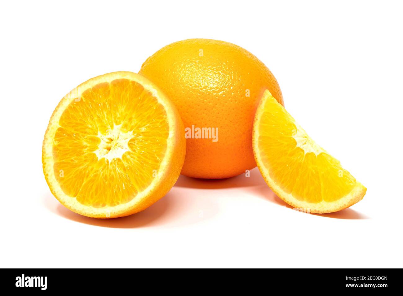 Scorze e intere arance tropicali fresche su sfondo bianco vicino su Foto Stock