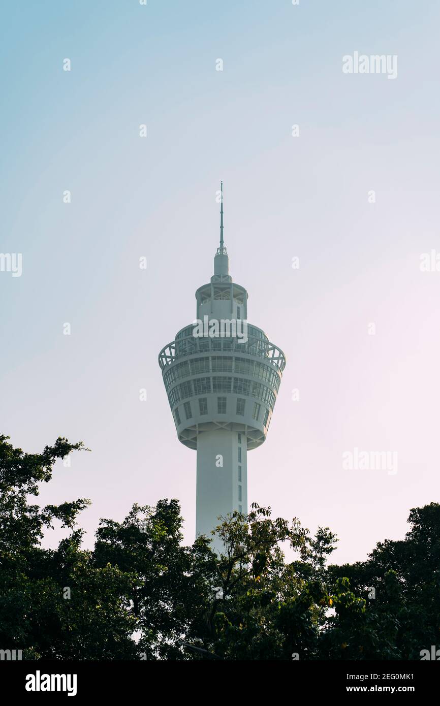 Piattaforma di osservazione White Pak Nam dal basso a Samut Prakan, Thailandia, con gli alberi sotto. Foto Stock