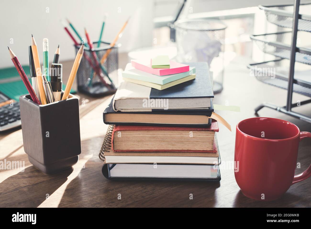 Pila di libri e cancelleria su tavola di legno Foto Stock