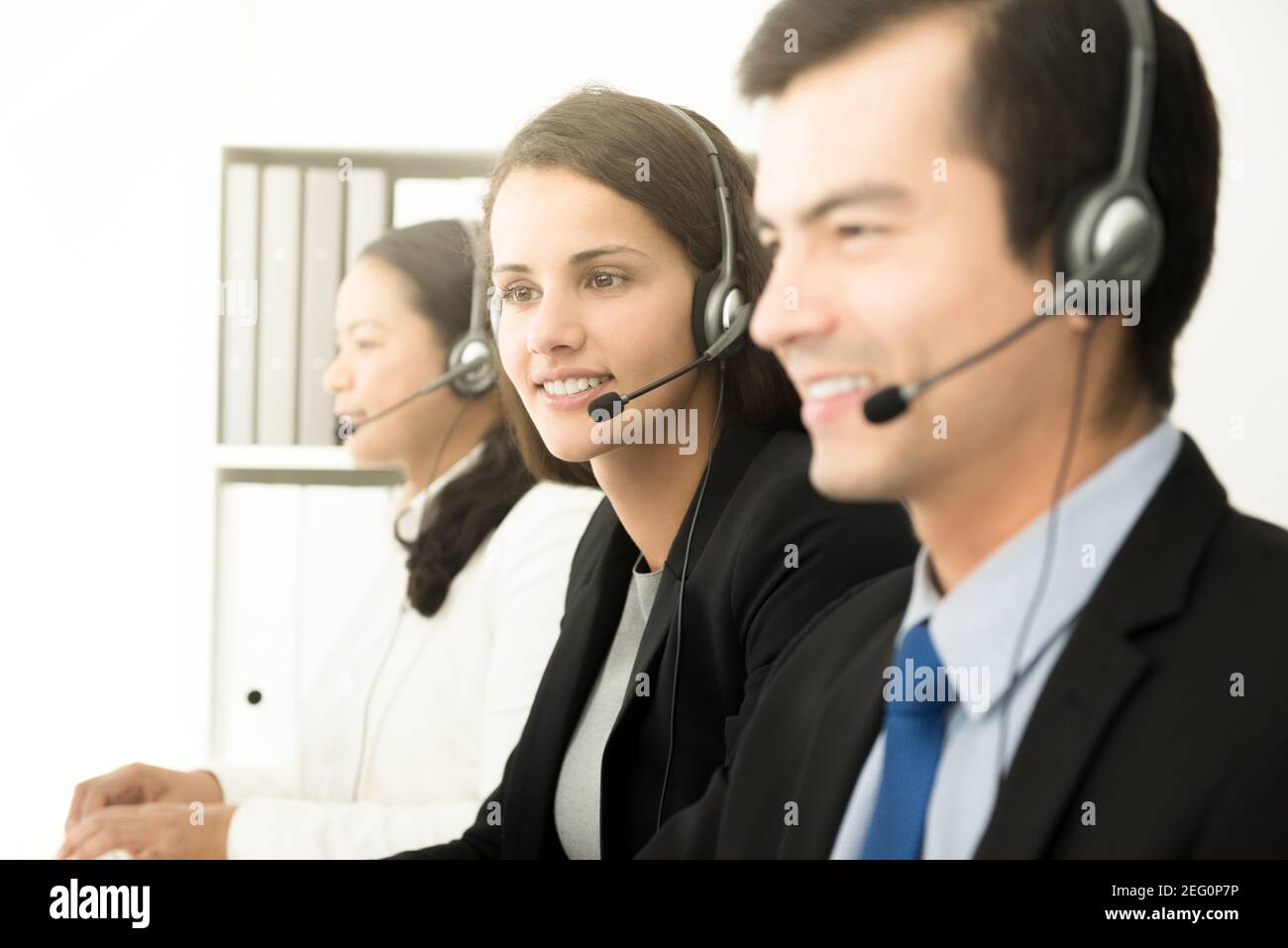 La gente di affari che lavorano in call center Foto Stock