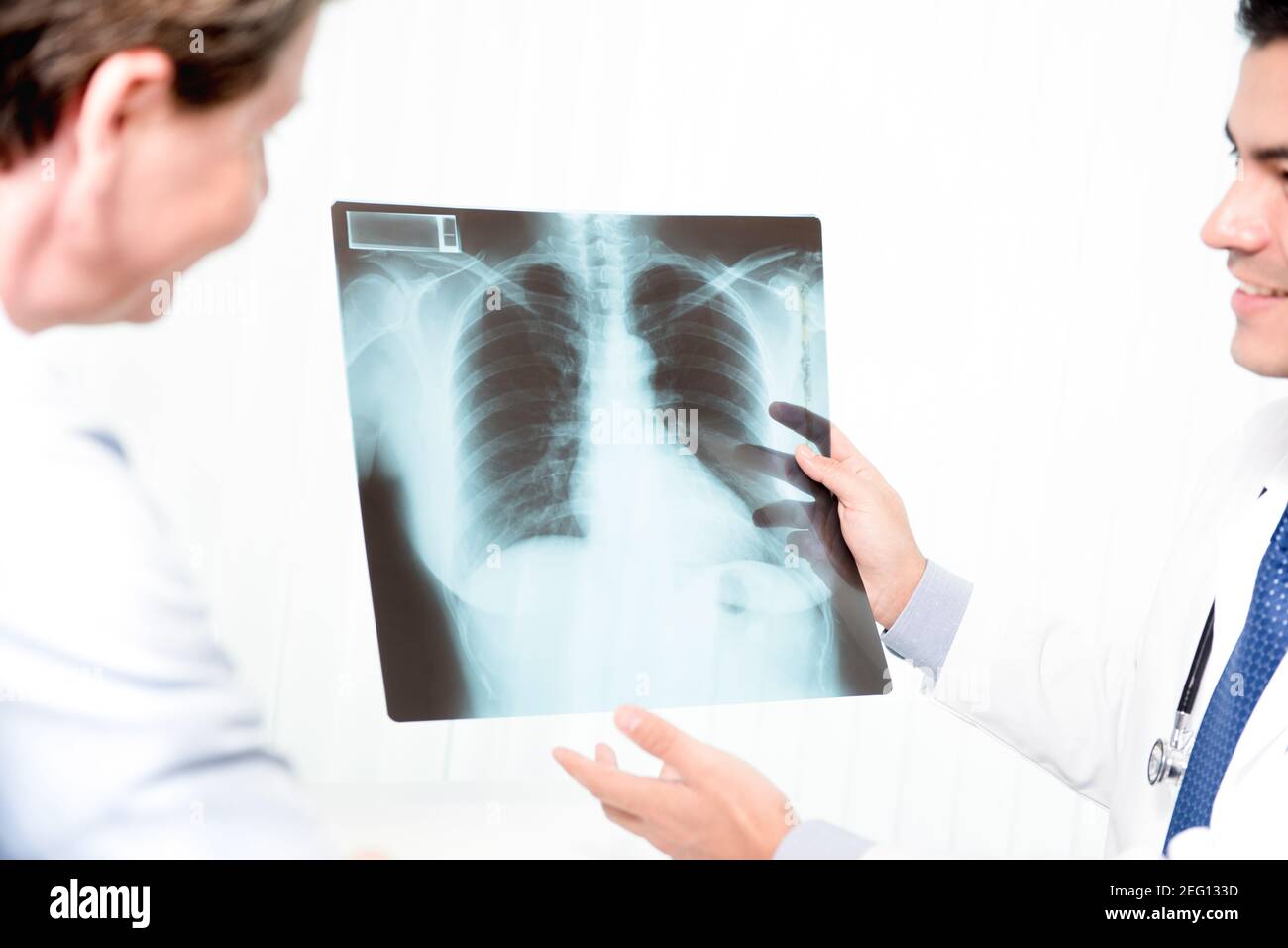 Medico che mostra un'immagine radiografica alla paziente anziana Foto Stock