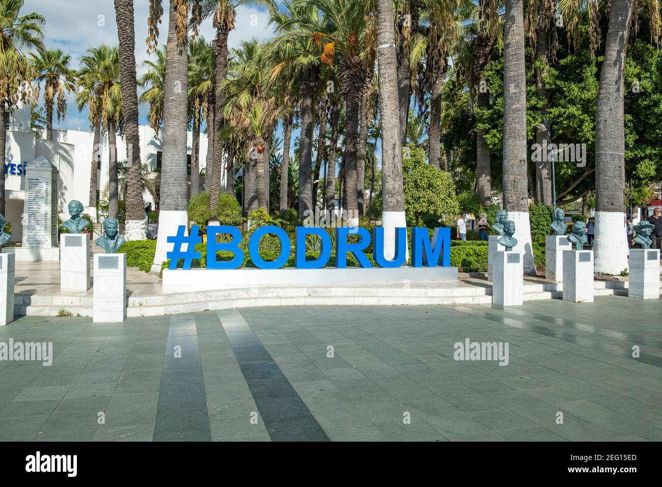 Bodrum segno e busti di scrittori e poeti a Bodrum, Turchia - Ottobre, 2020: Bodrum è una destinazione molto popolare per i turisti. Foto Stock