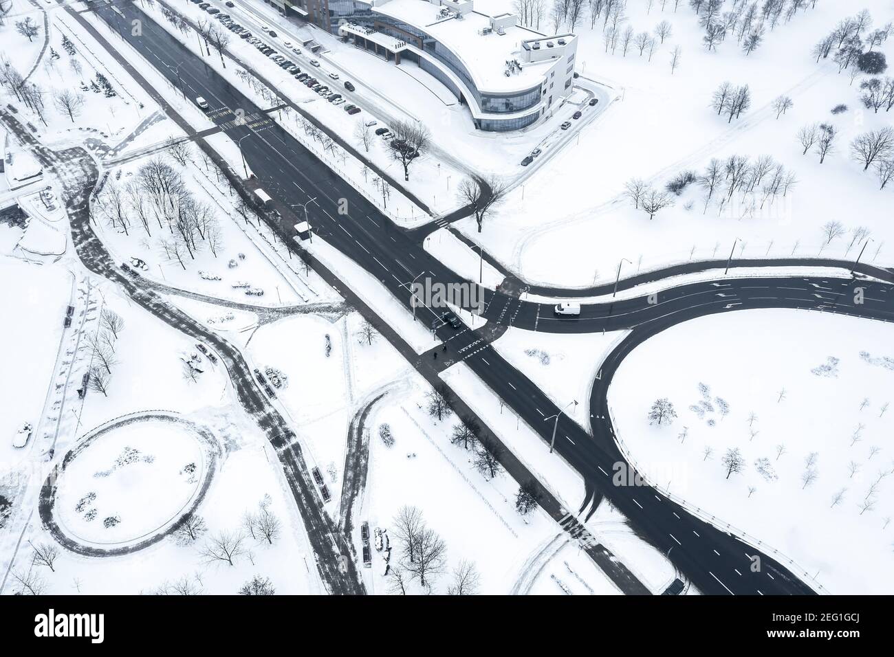 vista aerea del paesaggio urbano innevato invernale con incroci stradali. fotografia di droni Foto Stock