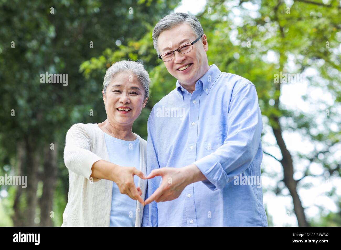 Ritratto di felice coppia vecchia con gesto del cuore Foto Stock