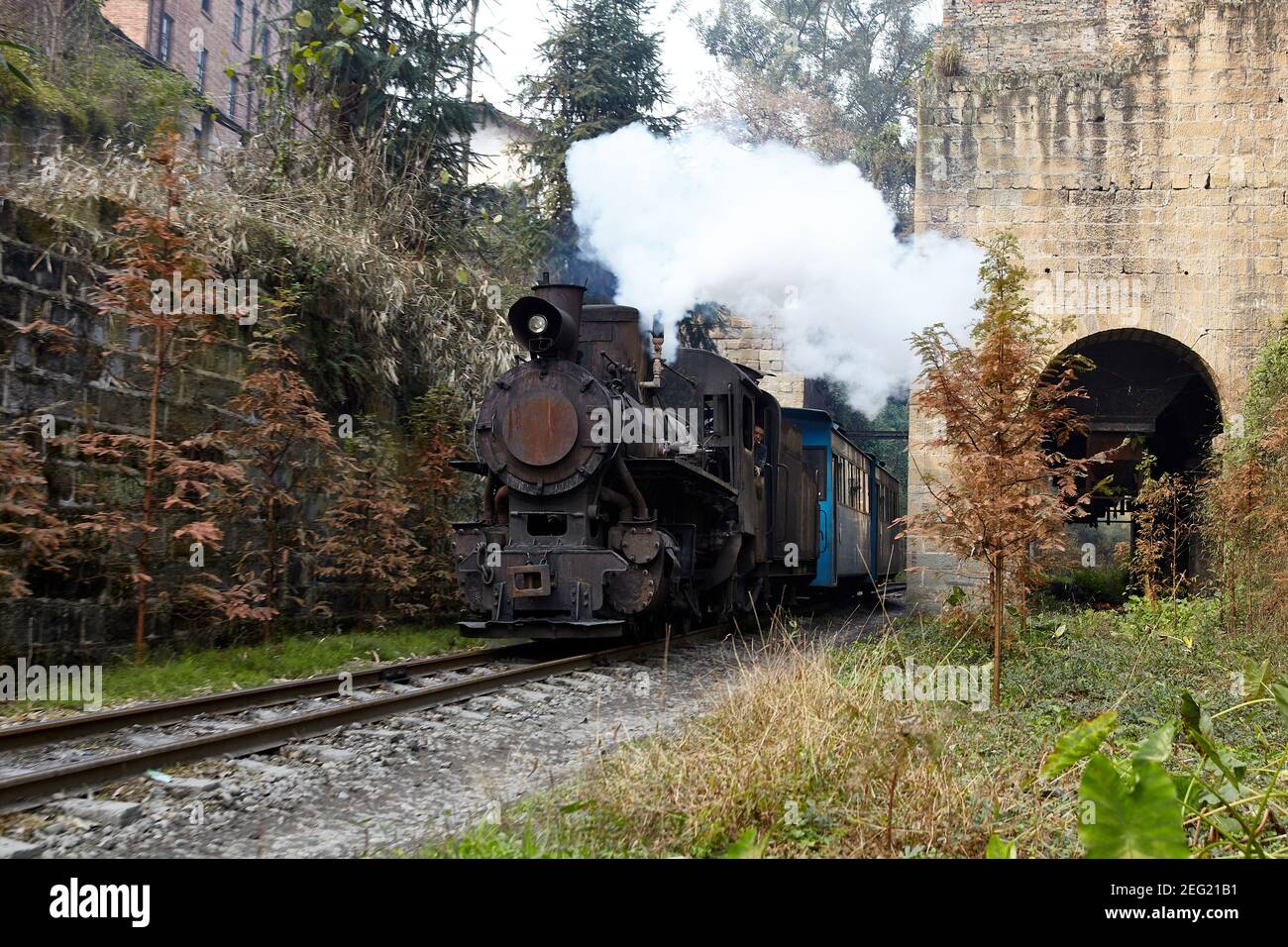 I servizi di trasporto passeggeri sulla linea sono ancora trasportati a vapore. Visto passare Jiaoba Foto Stock