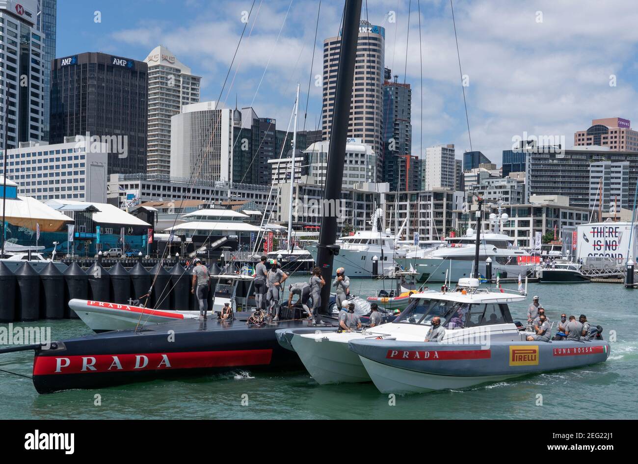 Auckland, Nuova Zelanda, 18 febbraio 2021 - l'equipaggio di Luna Rossa Prada Pirelli lascia il proprio molo per allenarsi sul porto di Waitemata indossando i rivestimenti obbligatori per la prossima gara della Prada Cup Final, che è stata rinviata. La prossima gara è prevista nel weekend sotto le condizioni di blocco di livello 2 Covid -19 che limitano gli spettatori che si riuniscono per guardare la gara. Credit: Rob Taggart/Alamy Live News Foto Stock