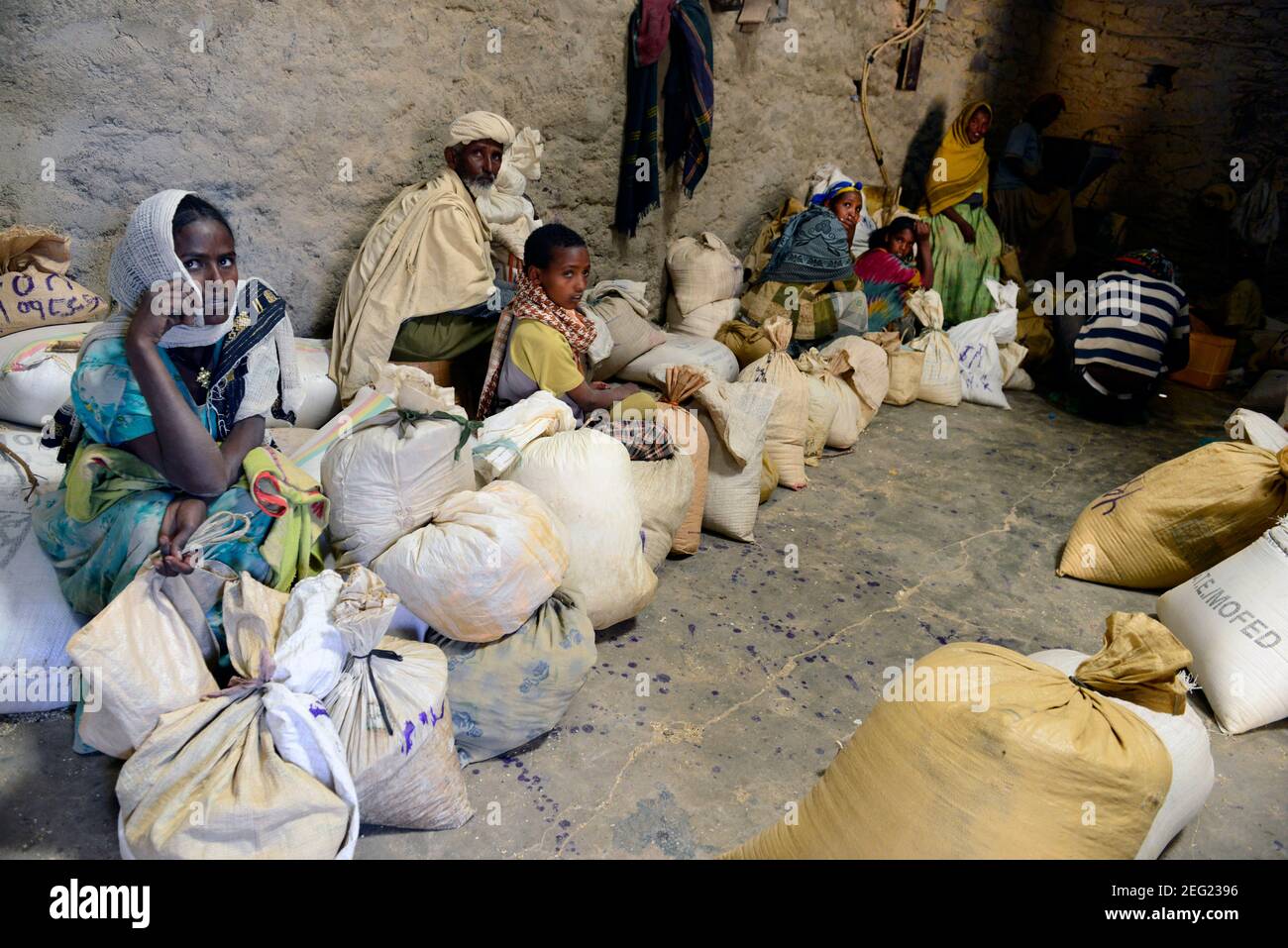 Gli abitanti del villaggio di Tigray aspettano alla stazione di fresatura con sacchi di labirinto e Teff. Foto Stock