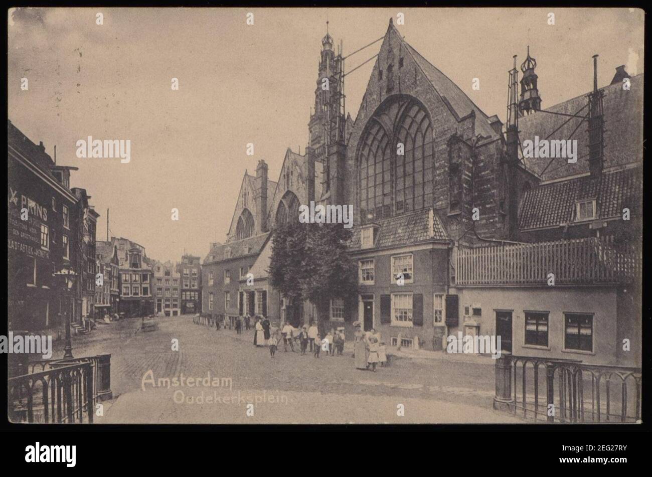 Oudekerksplein 23-27 Met de Oude Kerk, vanaf de brug over de Oudezijds Voorburgwal gezien naar Oudekerksplein 36, Foto Stock