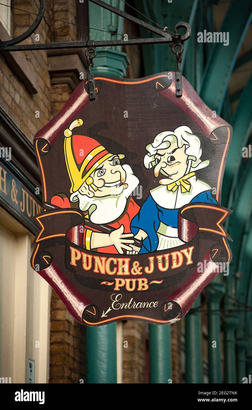 LONDRA, Regno Unito - 21 FEBBRAIO 2010: Segno colorato per Punch e Judy Pub al mercato di Covent Garden Foto Stock