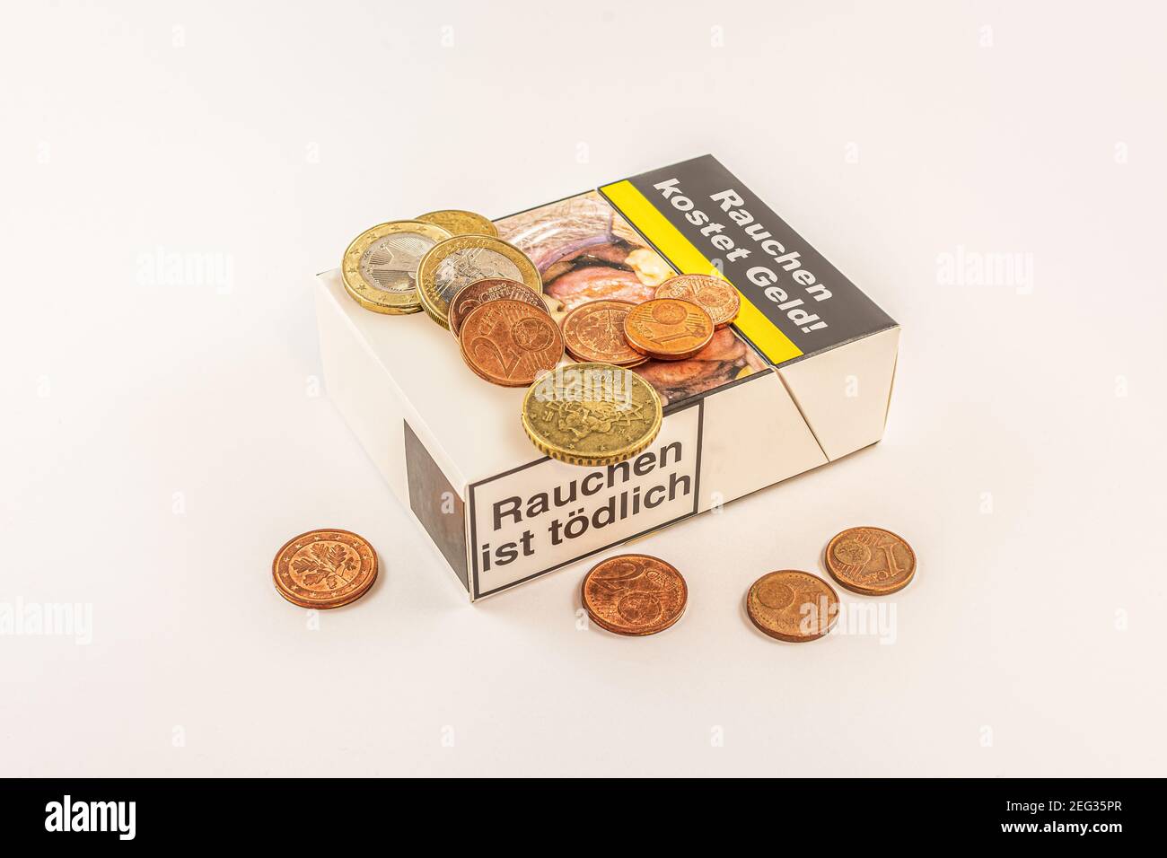 Fumo uccide, pacchetto di sigarette con denaro Foto Stock