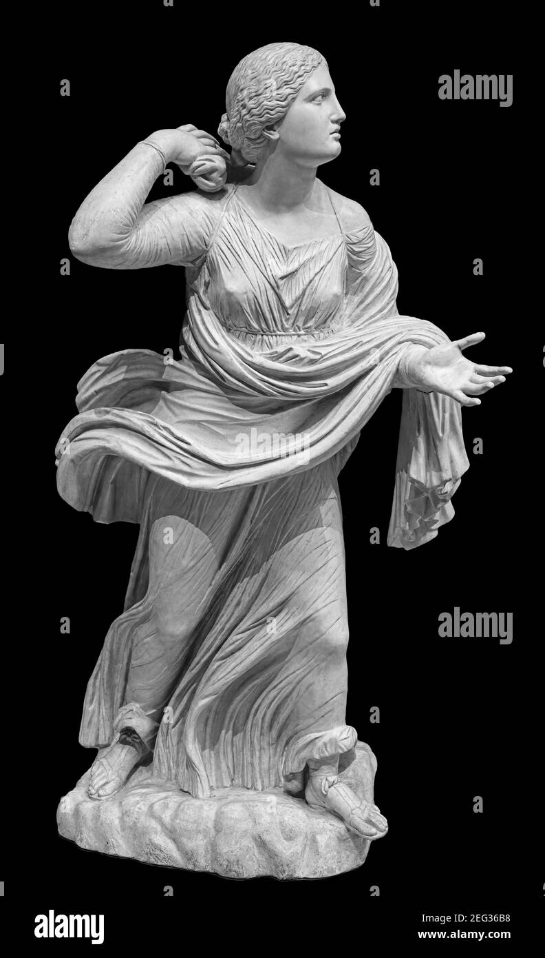Statua di una donna in stile antico su sfondo nero isolato. Antica scultura femminile in pietra. Oggetto d'arte classica Foto Stock