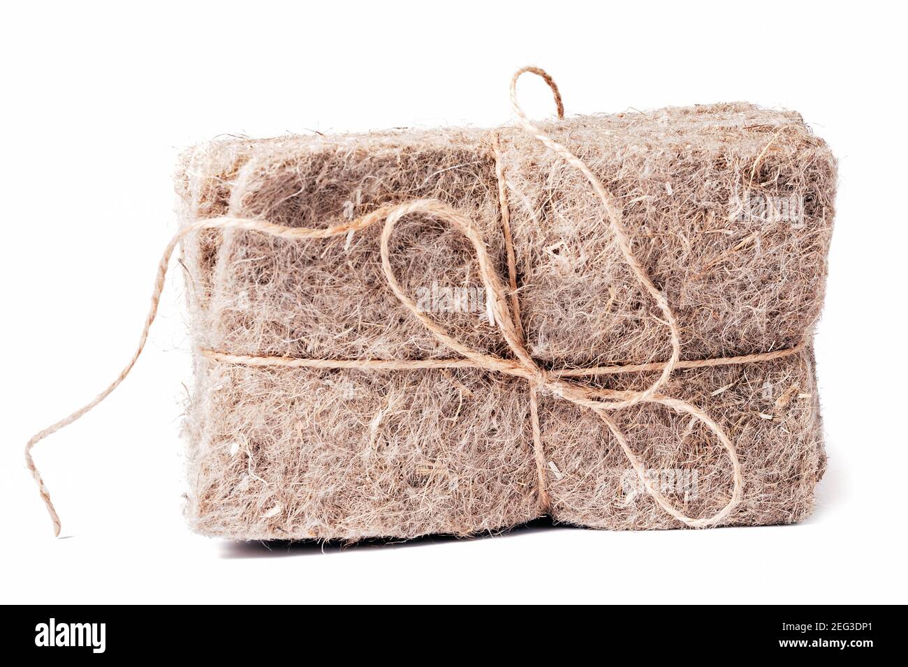 Confezioni di tappetini in lino isolati su bianco. Micrgreens che piantano business. Base naturale per piante crescenti. Vitamine dalla natura. Vegano e sano Foto Stock