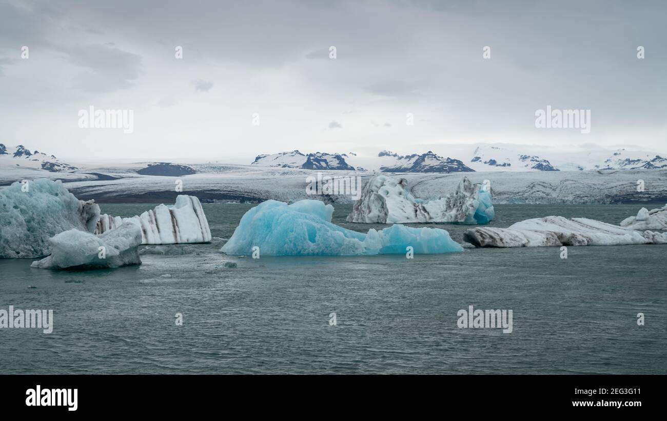 Vista degli iceberg nella laguna glaciale di Jokulsarlon formata con ghiaccio fondente, Islanda, riscaldamento globale e cambiamento climatico concetto Foto Stock