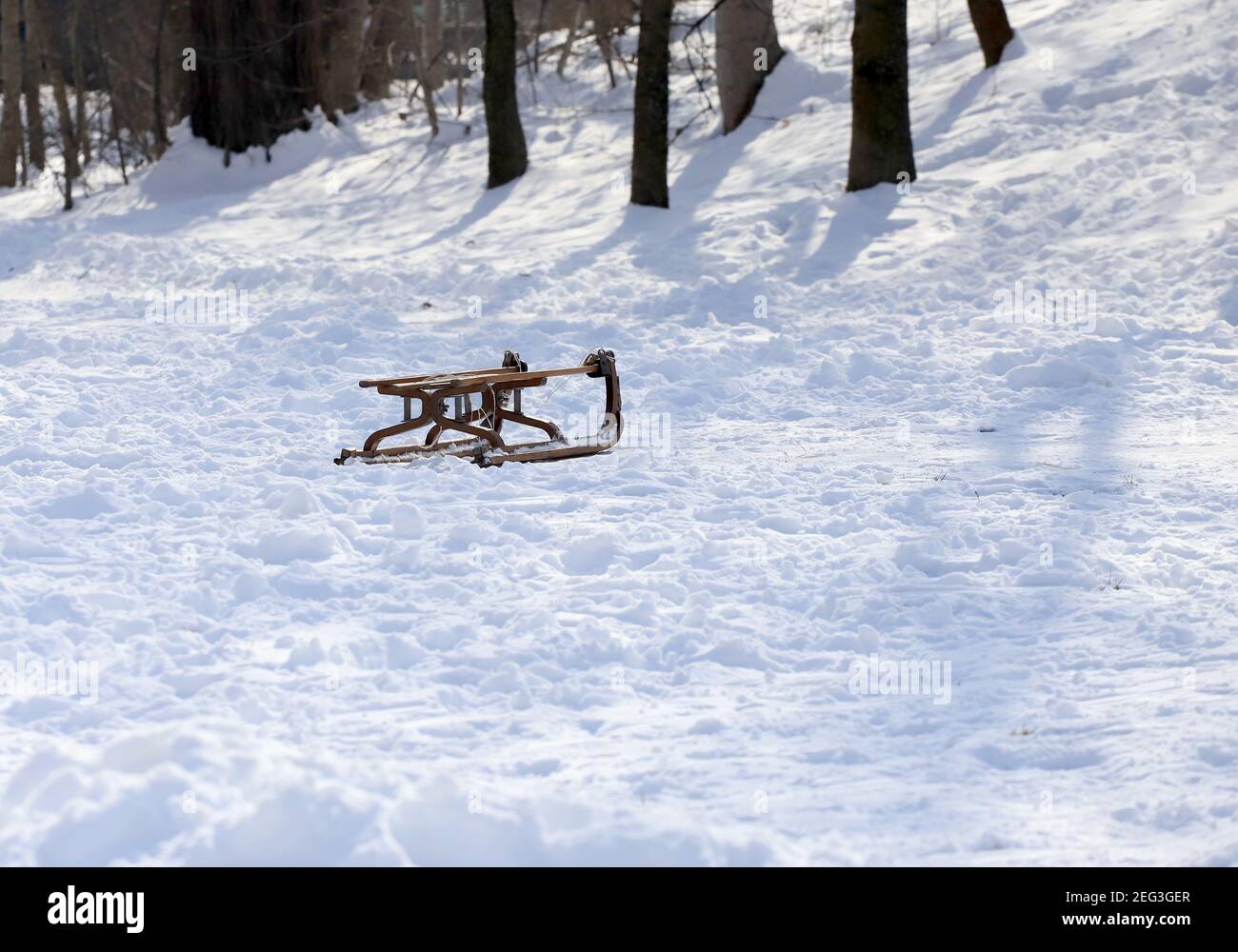 Оld slitta di legno nella neve Foto Stock