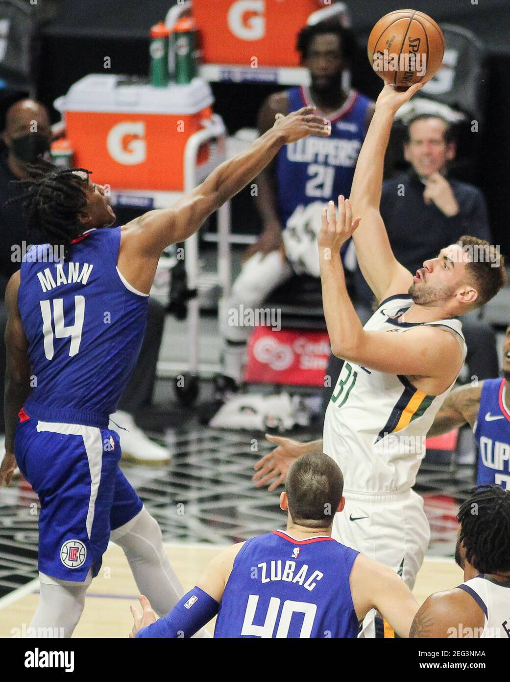 17 febbraio 2021: The Los Angeles Clippers vs. The Utah Jazz allo Staples Center di Los Angeles, California mercoledì 17 febbraio 2021. Georges Niang dello Utah Jazz va per un colpo contro Terance Mann dei Los Angeles Clippers. Credit: Phillip Kim/Prensa Internacional/ZUMA Wire/Alamy Live News Foto Stock