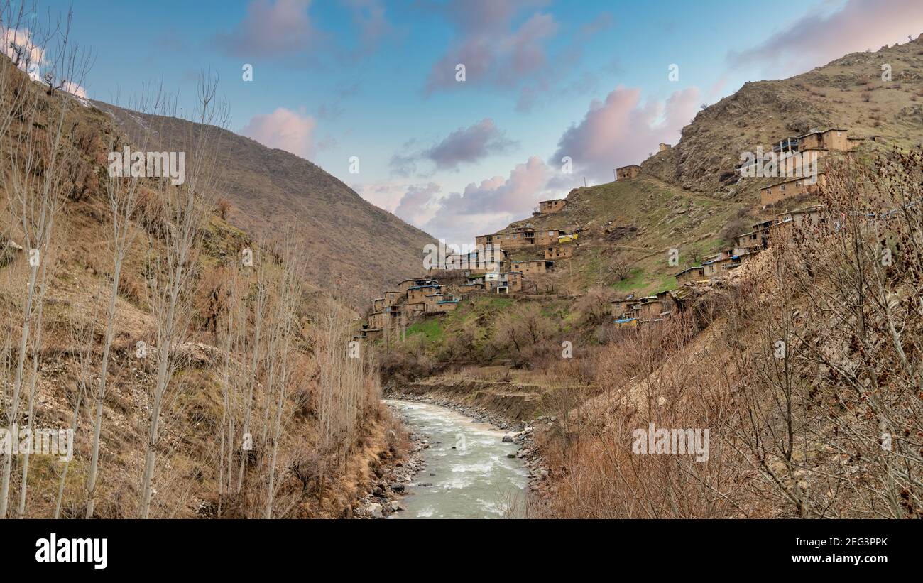 Hizan, Bitlis, Turchia - Febbraio 2020: Villaggio remoto nella Turchia orientale Anatolia con case in pietra Foto Stock